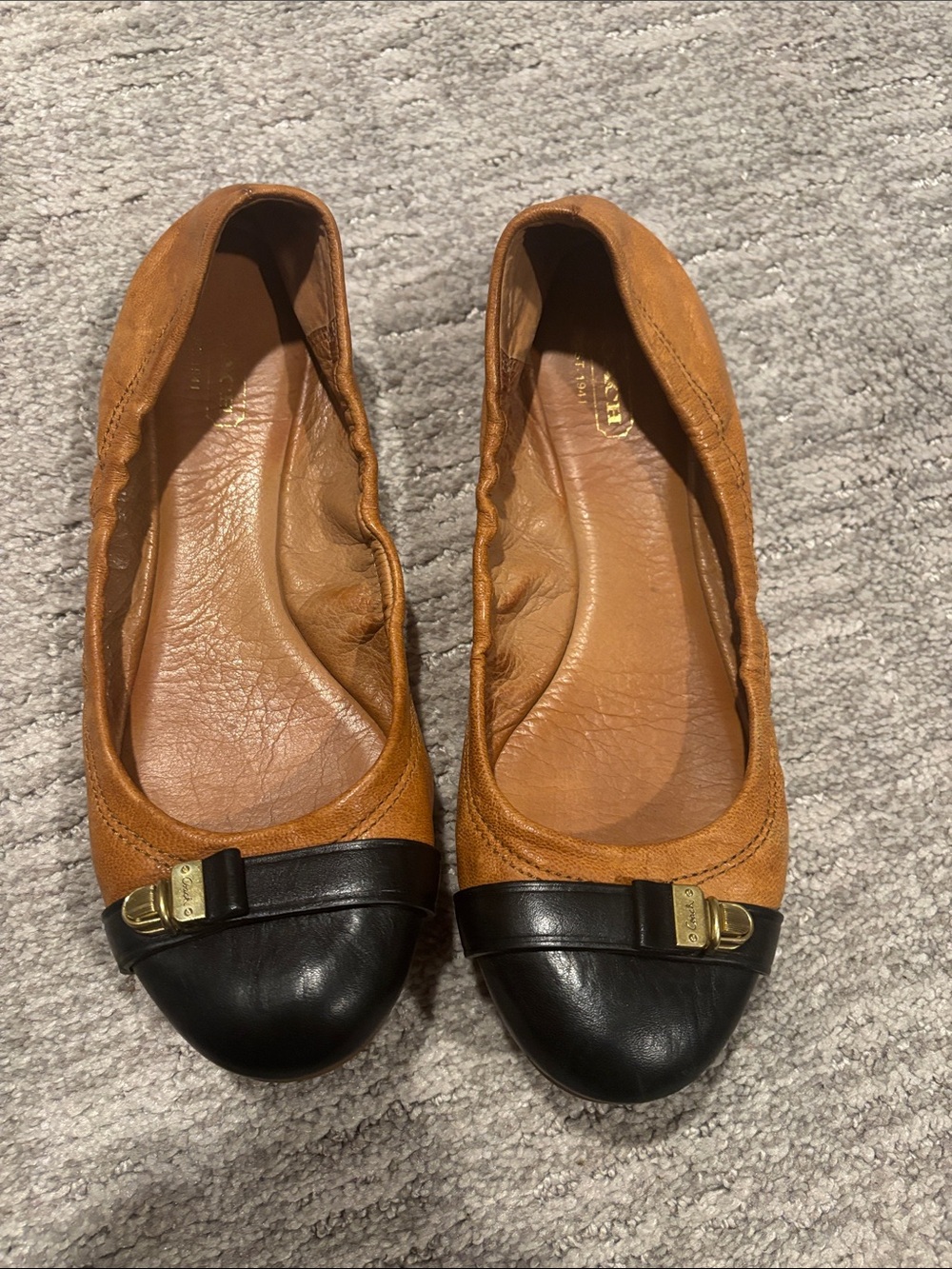 Coach  vintage Two-Tone Brown Leather Ballet Flats with Black Cap Toe size 7.5
